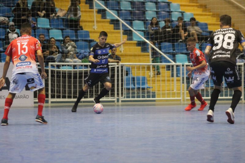 TUBARÃO FUTSAL VENCE E SEGUE ÀS SEMIFINAIS DO ESTADUAL