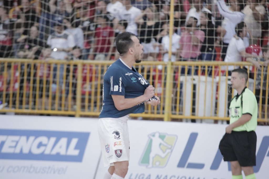 Campo Mourão reverte vantagem do Foz Cataratas e avança na LNF2019